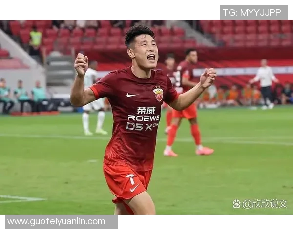 路人突击采访足球球星：揭秘幕后训练与场上心路历程